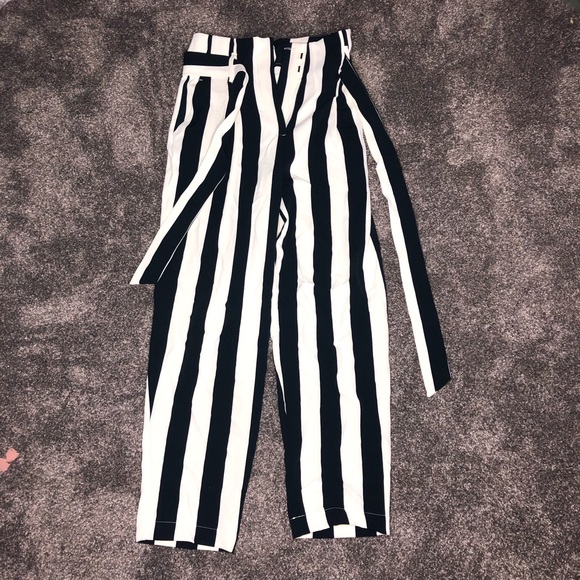 H&M Pants - fit and flare dressy capris H&M Pants - fit and flare dressy capris